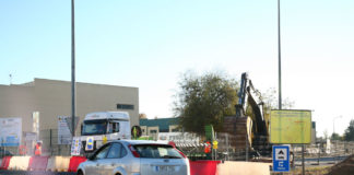 Cortada al tráfico por obras la carretera La Isla desde la antigua N-IV carretera La Isla