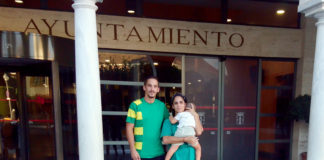 Una joven pareja se concentra en el Ayuntamiento pidiendo ayuda joven pareja