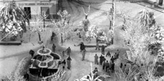 La gran nevada echa a los nazarenos a las calles y deja sin carretes a ‘Fotos Navas’ 'Fotos Navas'