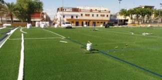 La instalación del césped artificial en el Dr. Fleming, en su fase final césped artificial
