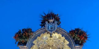 El Simpecado del Rocío se retira del culto para su restauración El Simpecado del Rocío