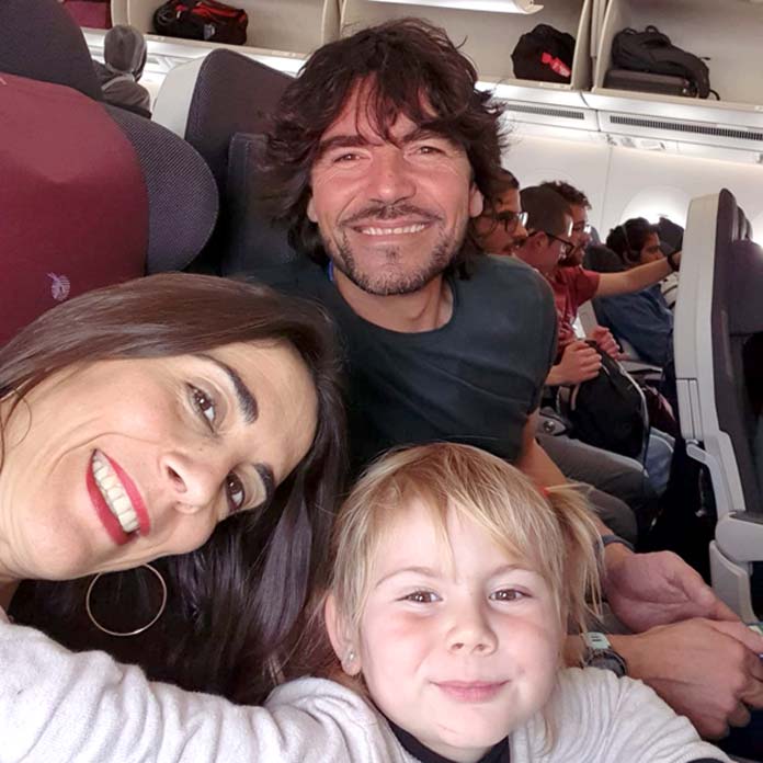 alvaro,-amara-e-india-en-el-vuelo-de-ida Nazarenos atrapados en Filipinas
