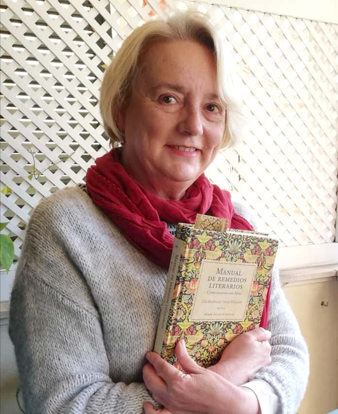 directora-biblioteca-carmen-gomez-con-libro lectura de los nazarenos