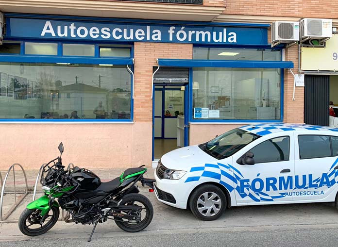 autoescuela-formula-fachada-coche Autoescuela Fórmula