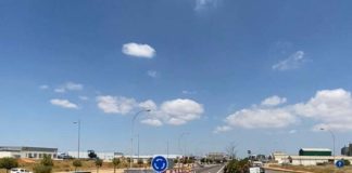 Una glorieta provisional regula el tráfico en la Avenida 4 de Diciembre glorieta provisional