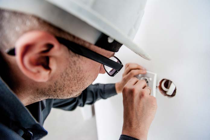 electrician-Imagen-de-Michal-Jarmoluk-en-Pixabay ayudas a autónomos