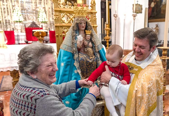 candelaria-2020-valme-marydmanuel niños ante la Virgen de Valme