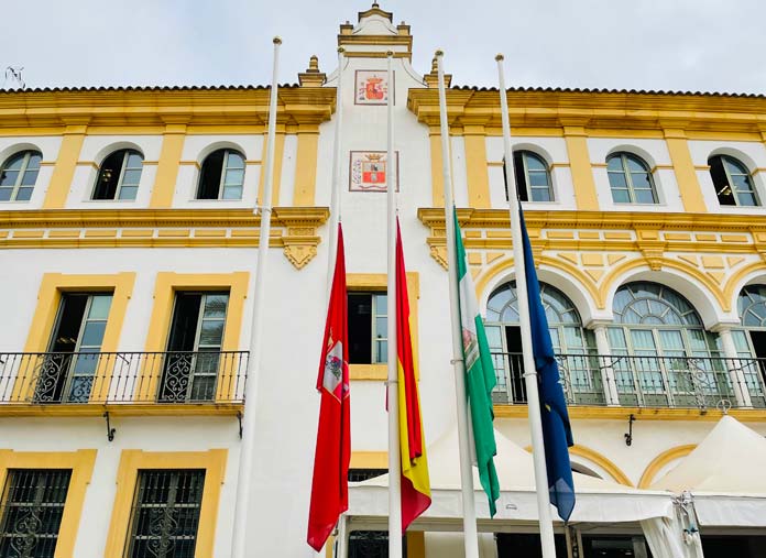 banderas-media-asta-ayuntamiento Manuel Clavero Arévalo