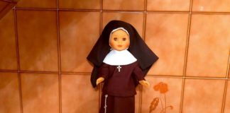 Original exposición de muñecas Nancy por el Día de Todos los Santos muñecas Nancy