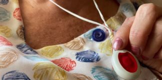 Cita para la vacuna gripe-covid apretando un botón vacuna gripe-covid