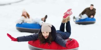 Gran parque de atracciones navideñas con pista y tobogán de hielo parque de atracciones